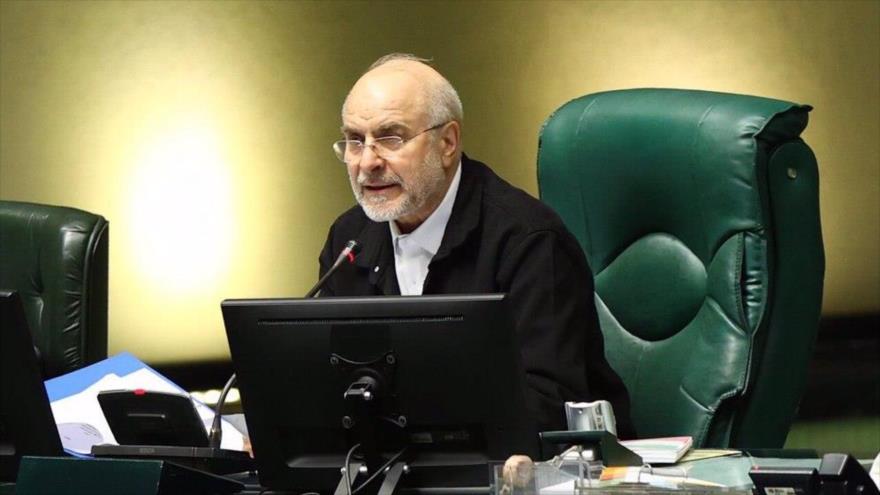 El presidente del Parlamento iraní, Mohamad Baqer Qalibaf, ofrece un discurso antes de apertura de una sesión plenaria del Legislativo en Teherán, 2 de diciembre de 2025.