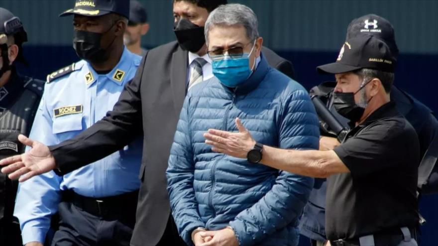El expresidente hondureño, Juan Orlando Hernández (segundo de la derecha), es conducido esposado a un avión para su extradición a EEUU, en una base aérea de Tegucigalpa, Honduras, el 21 de abril de 2022. (Foto: AP)