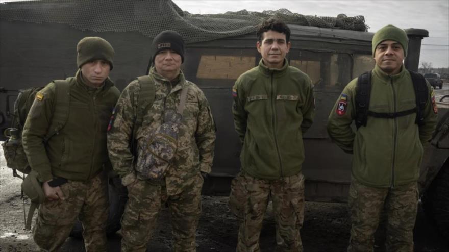 Veteranos colombianos contratados por Ucrania posan para una foto en el frente cerca de Lyman, región de Donetsk, 29 de enero de 2024. (Foto: AP)