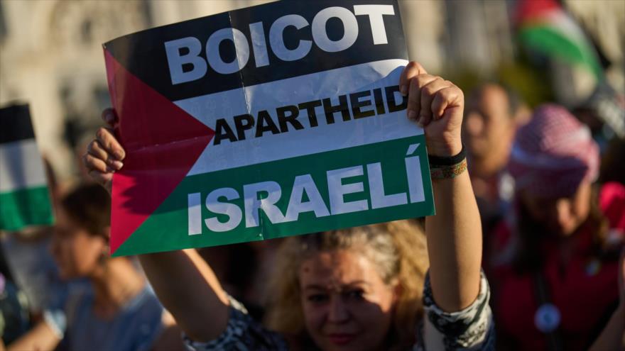 Una manifestante propalestina sostiene una pancarta que dice: “Boicot al apartheid israelí” en una protesta en Madrid, 4 de octubre de 2025. (Foto: AP)