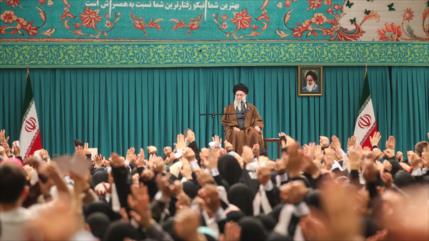 Líder denuncia la explotación de mujeres por capitalismo occidental