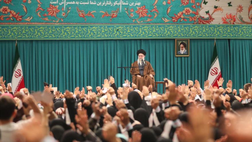 El Líder de Irán, el ayatolá Seyed Ali Jamenei, en una reunión con cientos de mujeres iraníes, Teherán, 3 de diciembre de 2025.