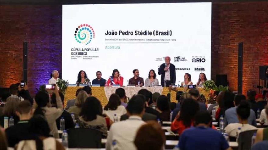 Participantes de la Primera Cumbre Popular del BRICS en Río de Janeiro, 2 de diciembre de 2025.