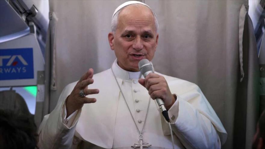 El Papa León XIV habla a los periodistas a bordo de un vuelo al final de su viaje apostólico de regreso a Roma desde el Líbano, 2 de diciembre de 2025.