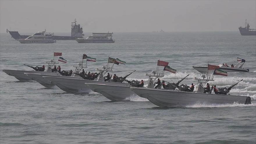 Lanchas rápidas de la Armada del Cuerpo de Guardianes de la Revolución Islámica (CGRI) de Irán durante unas maniobras en el estrecho de Ormuz. 