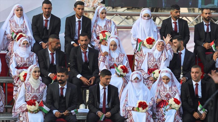 La ceremonia de boda de un grupo de jóvenes gazatíes entre escombros de guerra genocida israelí en Gaza, 2 de diciembre de 2025.