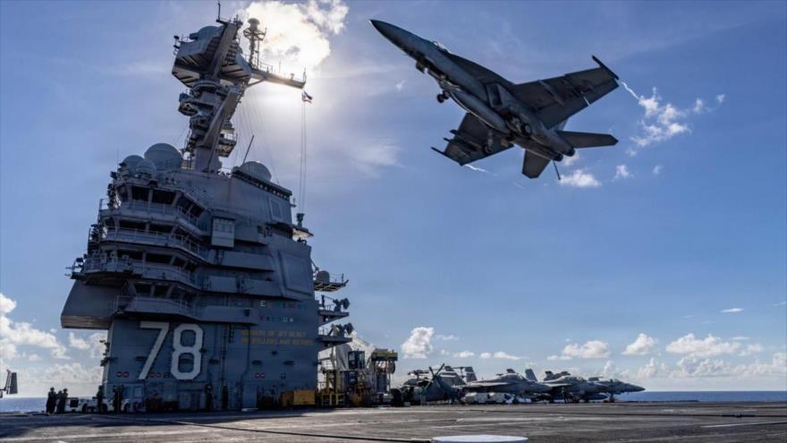 Un avión de combate despega de un portaaviones estadounidense.