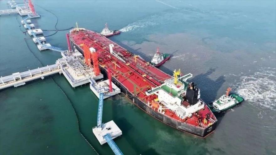 Un petrolero atraca en la terminal de petróleo crudo de 100 000 toneladas del puerto de Dongying. Ciudad de Dongying.