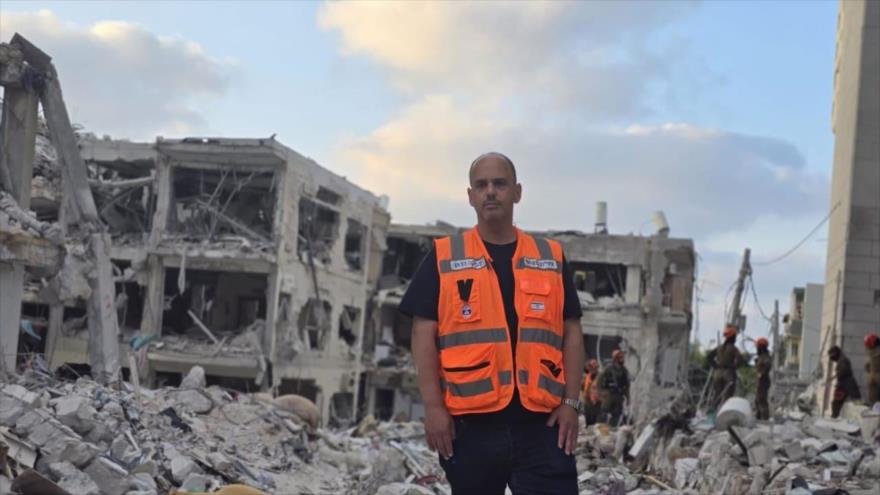 El alcalde de la ciudad israelí Bat Yam, Tzvika Brot, visita una zona destruida en un ataque con misiles de Irán en junio de 2025.