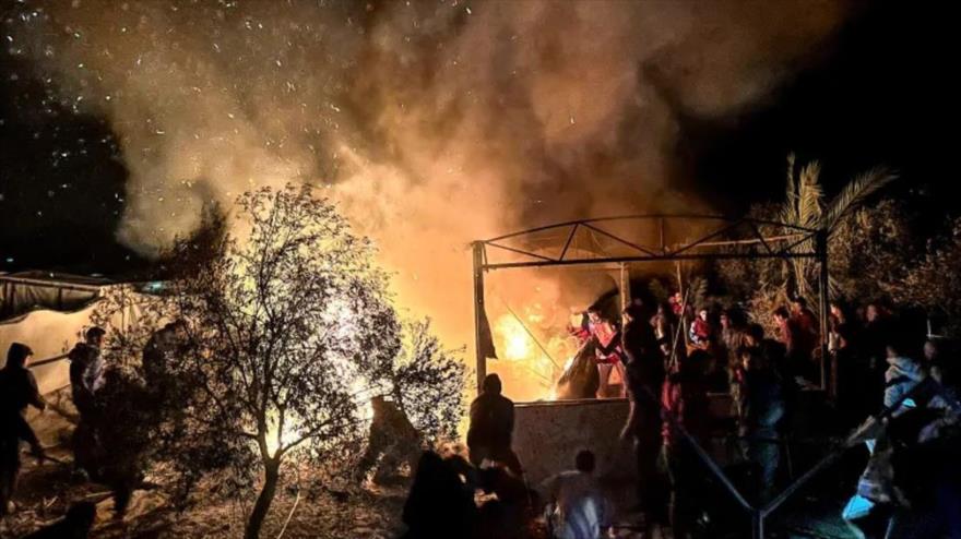 La gente se encuentra en un campamento de desplazados tras un ataque israelí en Al-Mawasi, al sur de Gaza, 22 de diciembre de 2024. (Foto: Reuters)