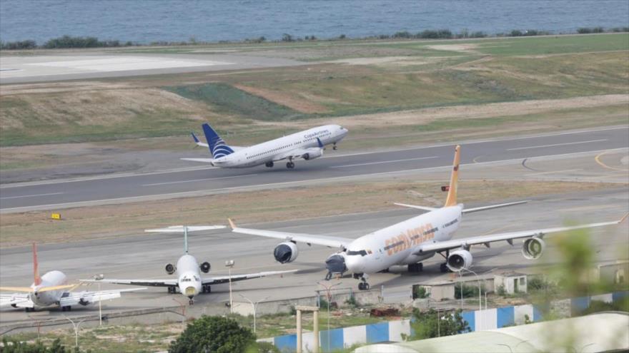 Un avión de COPA Airlines despega del Aeropuerto Internacional Simón Bolívar en Maiquetía, Venezuela, 1 de diciembre de 2025. (Foto: AP)