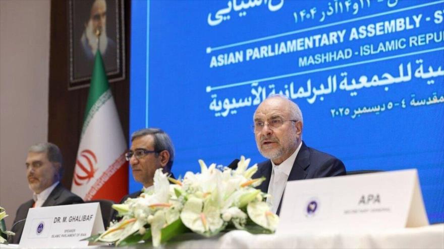 El presidente del Parlamento de Irán, Mohamad Baqer Qalibaf, en la cumbre del Comité Político de la Asamblea de Parlamentos Asiáticos en Mashad, 4 de diciembre de 2025.