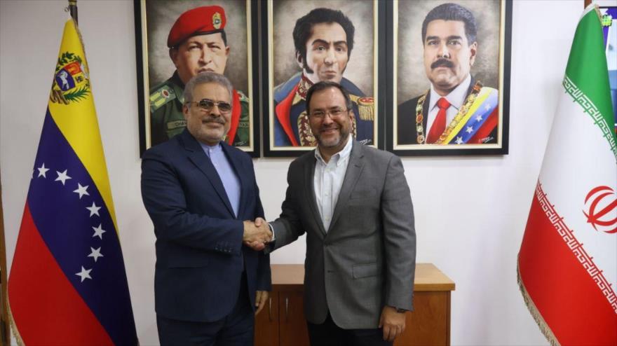 El canciller venezolano, Yván Gil Pinto (derecha) reunido con el embajador de Irán en Venezuela, Ali Chegini, 3 de diciembre de 2025.