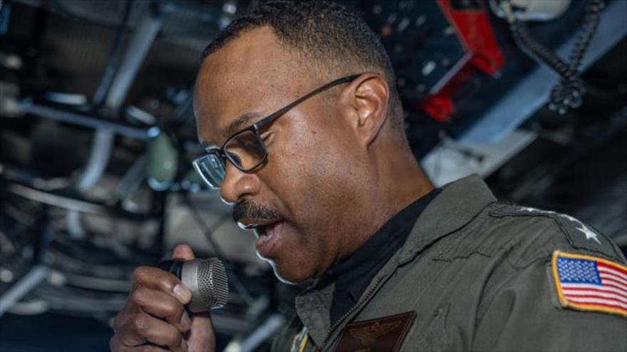 Alvin Holsey, exjefe del Comando Sur de EE.UU., habla con la tripulación del USS Iwo Jima mientras navegaba en el Caribe.