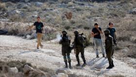 10 palestinos heridos en ataque de colonos israelíes en Cisjordania