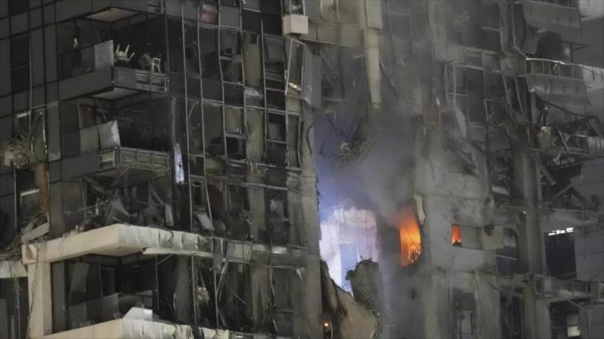 El fuego y el humo se elevan desde un edificio destruido que fue alcanzado por un misil disparado desde Irán, en Tel Aviv, 13 de junio de 2025.