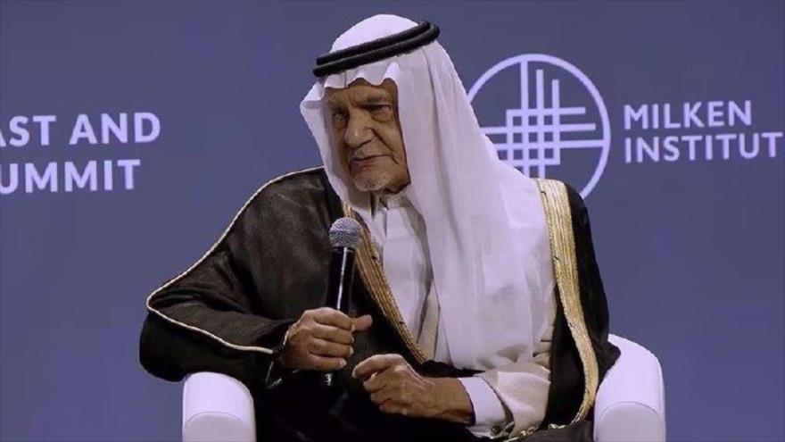 El exjefe de inteligencia saudí el príncipe Turki al-Faisal ofrece un discurso en la Cumbre de Asia Occidental y África del Instituto Milken en Abu Dabi, 5 de diciembre de 2025.