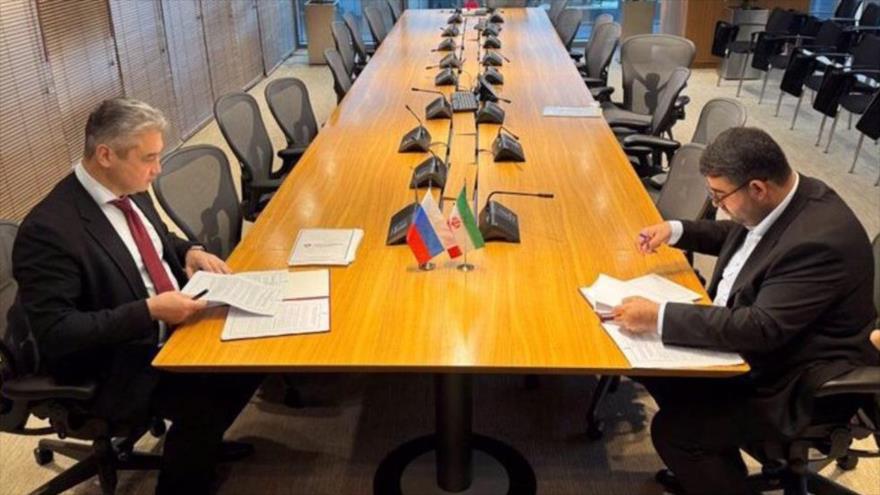 El viceministro de Comunicaciones y TI de Irán (dcha.), Meysam Abedi, y su par ruso firman el acuerdo en Moscú, 5 de noviembre de 2025.