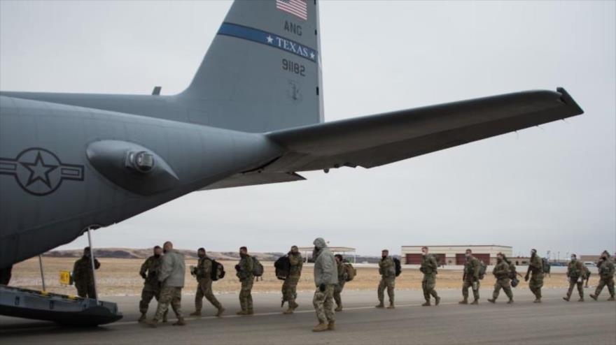 Fuerzas estadounidenses suben a un avión militar para una misión interna.