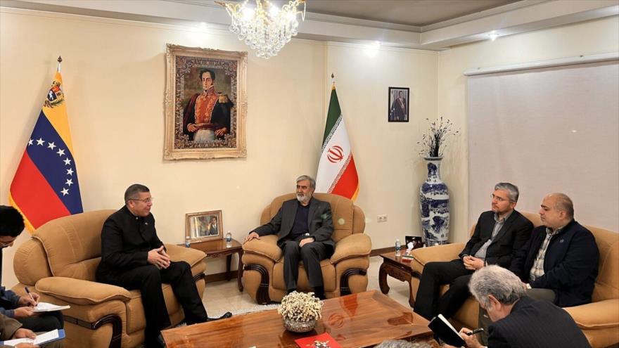 El encuentro entre una delegación del Parlamento iraní con embajador de Venezuela en Teherán, José Silva Aponte.