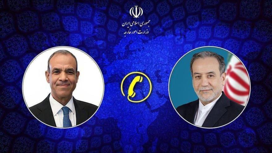 El Ministro de Asuntos Exteriores de Egipto, Badr Abdelaty (izq.), y su homólogo iraní, Seyed Abás Araqchi.
