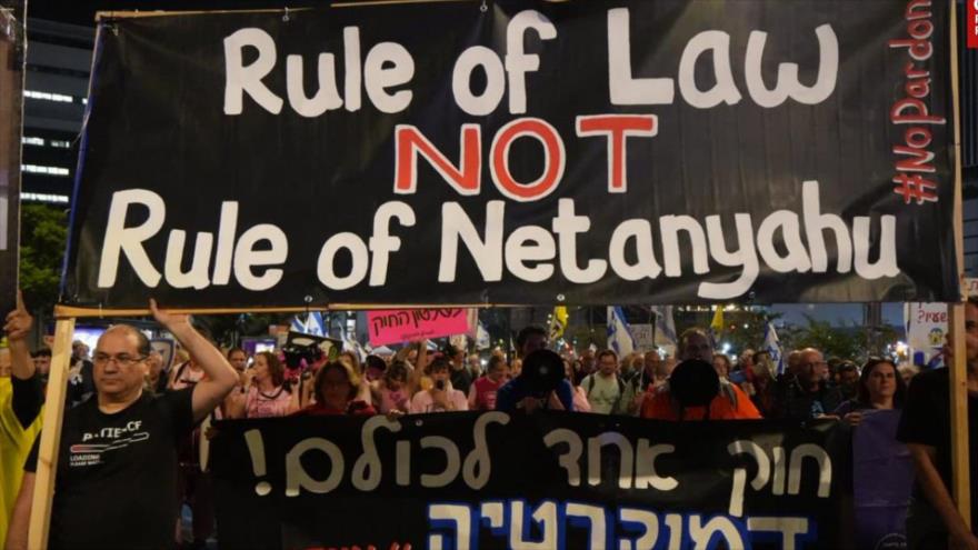 Los israelíes salieron a las calles de Tel Aviv para protestar contra un posible indulto a Netanyahu, 6 de diciembre de 2025.