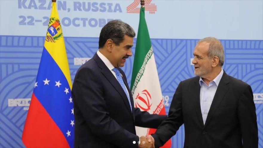 El presidente iraní, Masud Pezeshkian (dcha.), reunido con su par venezolano, Nicolás Maduro, al margen de una cumbre de los BRICS en Rusia, octubre de 2024.