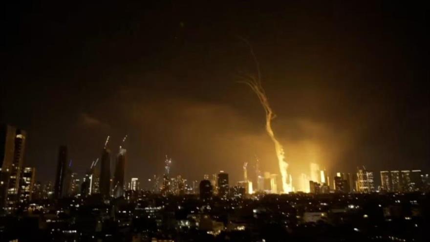 Esta imagen de un vídeo muestra los ataques con misiles de Irán a Tel Aviv, capital israelí, 13 de junio de 2025. (Foto: Reuters)