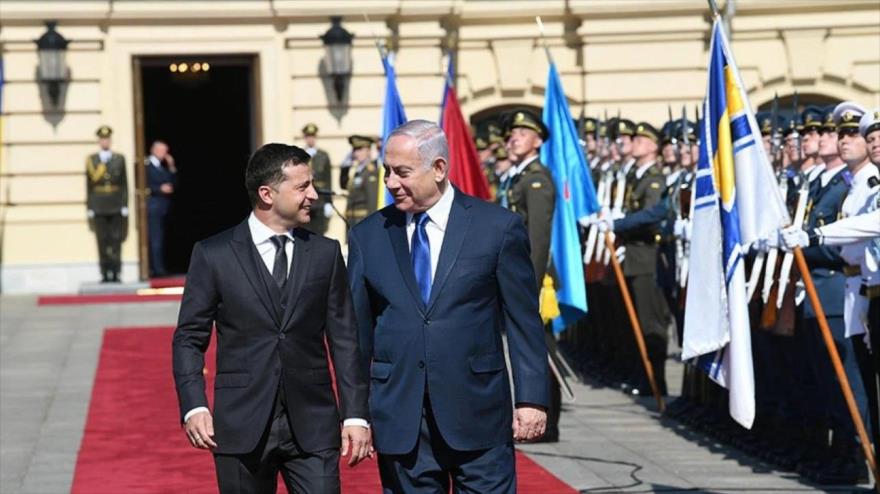 El presidente de Ucrania, Volodímir Zelenski (izda.), recibe al primer ministro israelí, Benjamín Netanyahu, en el palacio presidencial de Kiev, 19 de agosto de 2019. (Foto: GPO)