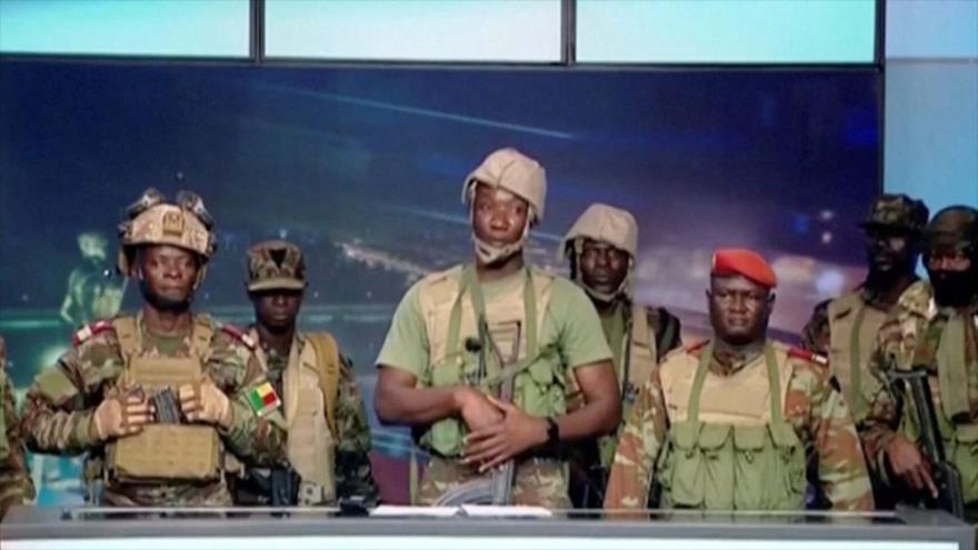 Militares golpistas anuncian golpe de Estado tras toma de estación de la televisión nacional de Benín, 7 de diciembre de 2025 (Reuters).