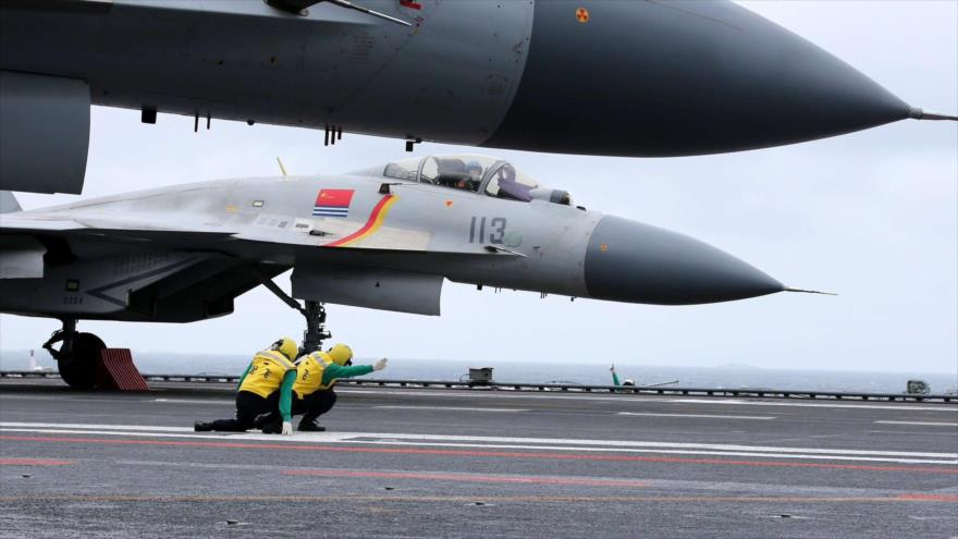 Los aviones de combate J-15 del portaaviones chino Liaoning, cerca del Mar de China Meridional.