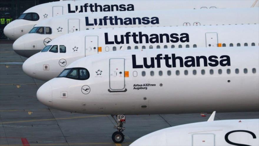 Aviones de Lufthansa en la pista del Aeropuerto Internacional de Fráncfort, en Alemania, 27 de julio de 2022. (Foto: EPA)