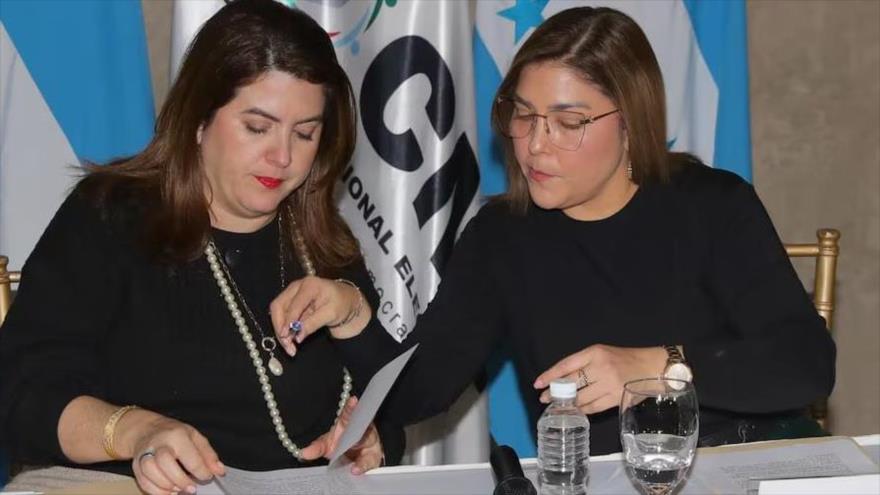 La consejera presidenta del Consejo Nacional Electoral (CNE) de Honduras, Ana Paola Hall (dcha.), y la consejera miembro del pleno, Cossette López-Osorio.