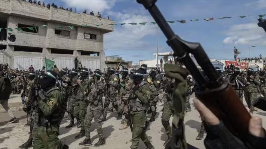 Combatientes de HAMAS durante la entrega de retenidos israelíes en Gaza, febrero de 2025.
