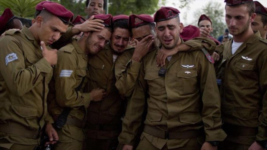 Solados israelíes lloran la muerte de unos de sus correligionarios. 