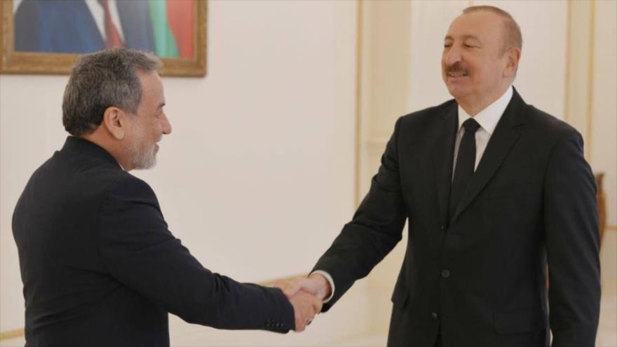 > Shabnam Taqvaee HTV:
El canciller de Irán, Seyed Abás Araqchi, (izq.) y el presidente azerbaiyano, Ilham Aliev, Bakú, 8 de diciembre de 2025.
