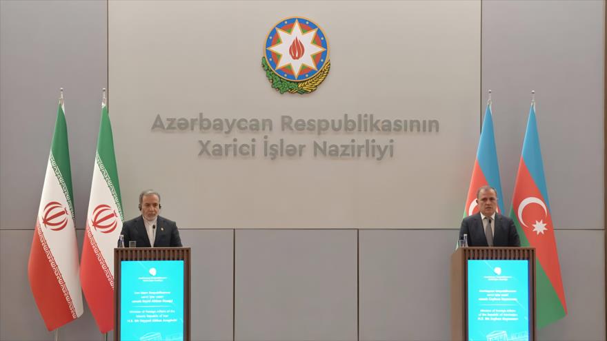 El canciller de Irán, Seyed Abás Araqchi, (izda.), durante una rueda de prensa conjunta con su homólogo azerbaiyano, Jeyhun Bayramov, Bakú, 8 de diciembre de 2025.