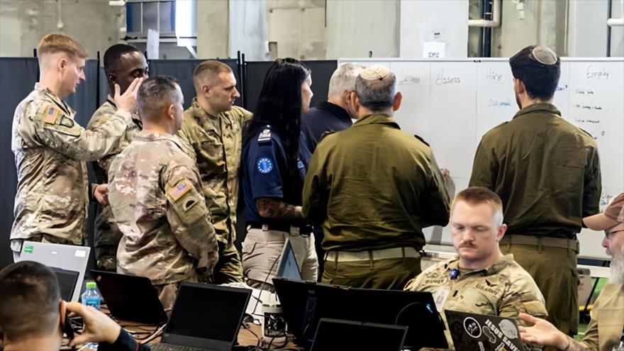 Personal del ejército de EE.UU., fuerzas israelíes y otros funcionarios internacionales se reunieron en el CMCC de Kiryat Gat durante una visita de prensa, 20 de noviembre de 2025.