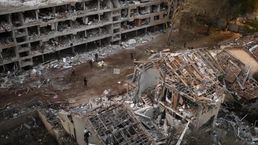 Los equipos de rescate inspeccionan los daños a los edificios alcanzados por un misil balístico iraní en Tel Aviv, 22 de junio de 2025.