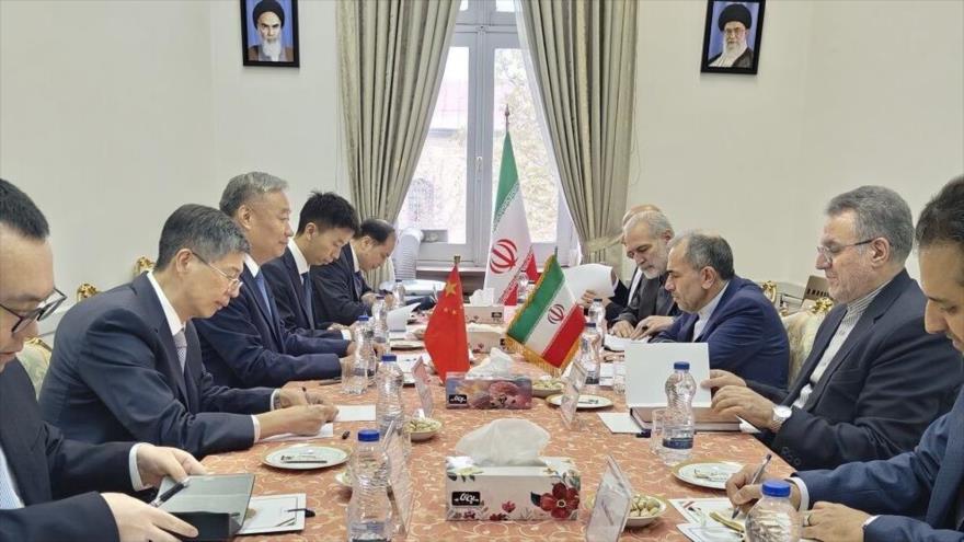 El vicecanciller iraní, Mayid Tajt Ravanchi (centro derecha), y su par chino, Miao Deyu, se reúnen en Teherán (capital persa), 8 de diciembre de 2025.