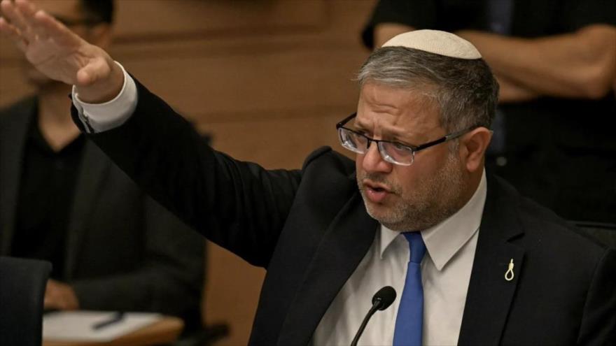 El ministro israelí Itamar Ben-Gvir asiste a una sesión de la Knesset, portando insignia dorada en forma de soga, en Al-Quds (Jerusalén), 8 de diciembre de 2025.