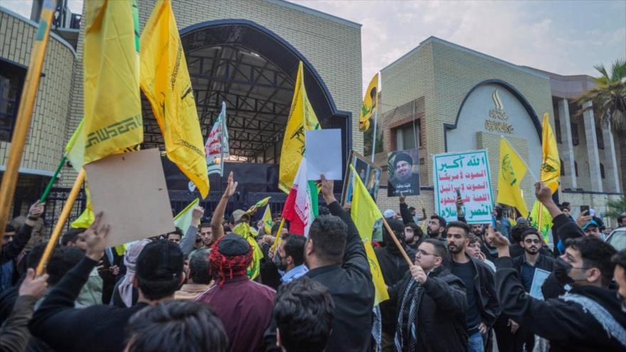 Banderas de Hezbolá y Ansarolá en una marcha en rechazo a su inclusión en la lista de entidades prohibidas. (Foto: AFP)
