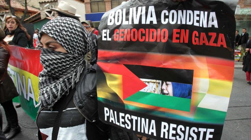 Los activistas propalestinos celebran una marcha en La Paz, capital de Bolivia.