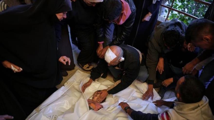 Sabri Abu Sabt se despide de su nieta, Ayloul, quien murió en un ataque del ejército israelí, en Gaza, jueves 20 de noviembre de 2025. (Foto: AP)