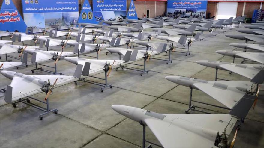 Drones fabricados por Irán se exhiben en una ceremonia para entregarlos a las FF.AA.