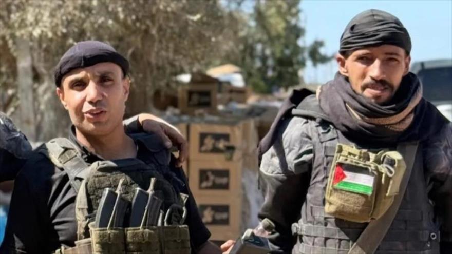 Ghassan al-Duhaini (izd), en una fotografía con un combatiente no identificado.