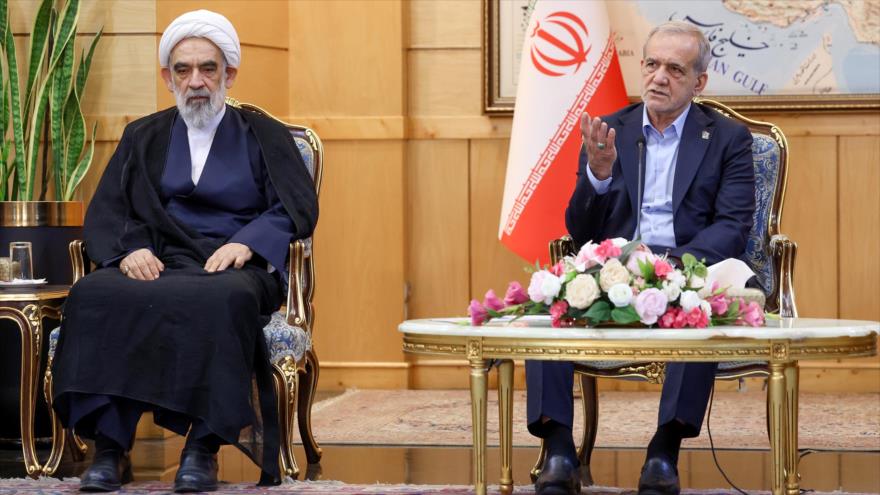 El presidente de Irán, Masud Pezeshkian, detalla los objetivos de su viaje a Kazajistán en una reunión, 10 de diciembre de 2025. 