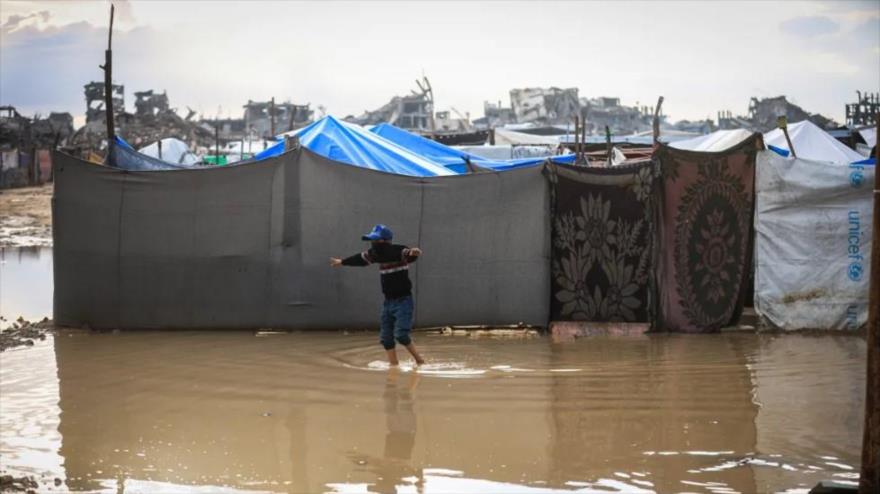 Las fuertes lluvias inundan las tiendas que albergan a los desplazados, aumentando la miseria en Gaza.