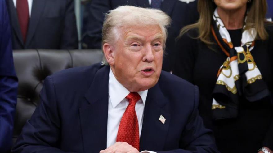 El presidente de EE. UU., Donald Trump, habla dentro del Despacho Oval en la Casa Blanca, Washington D.C., 12 de noviembre de 2025. (Foto: Reuters)