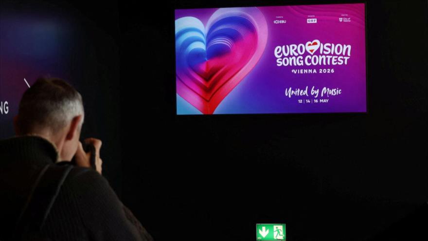 Un fotógrafo captura la pantalla de televisión en el Wiener Stadthalle, sede de Eurovisión 2026 en Viena, Austria, 18 de noviembre de 2025.

